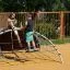Kinder am Klettergerüst Kleiner Bergsteiger auf Spielplatz