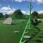 Klettergerüst Kleiner Bergsteiger mit grünen Kletterelementen und Kletterwand auf Spielplatz
