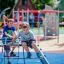 Klettergerüst Kleiner Bergsteiger mit Kindern am Spielen auf dem Spielplatz.