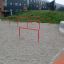 Doppeltereck roti rote Kletterstangen auf einem Sandspielplatz, ideal für Kinder zum Balancieren und