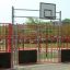Shea Multisport-Anlage mit Basketballkorb und rotem Sicherheitszaun für Spielplatz