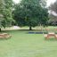 Bank & Tisch (Lärcheholz) aus langlebigem Lärchenholz im öffentlichen Park aufgestellt