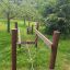 Kongo Wackelbrücke Wackelbrücke aus Holz und Seilen im Spielplatz, Balancierparcours für Kinder.