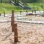 Altweibersommernetz Horizontales Kletternetz als Teil von Spielplatz-Ausrüstung auf Sandboden