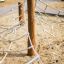 Altweibersommernetz Horizontales Kletternetz mit Holzpfosten auf Sandspielplatz
