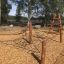 Altweibersommernetz Horizontales Kletternetz aus Holz und Seilen auf Spielplatz mit Mulchboden