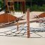 Altweibersommernetz Horizontales Kletternetz mit Holzpfosten und Seilnetz für Spielplatz zum Kletter