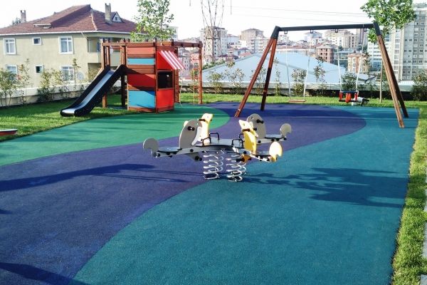 Wetpour 40 kinderspielplatz elastischer sicherheitsbelag mit federwippe und rutsche im urbanen park