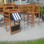 Kinderspielplatz mit Wetpour 40 Bodenbelag und Klettergerüst aus Holz
