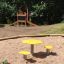 Spielhaus Spielplatzgerät aus Holz mit Kletterelement und Sandspielfläche.