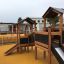 Schloss Spielhaus mit Rutsche aus Holz auf Spielplatz mit sicherem Bodenbelag
