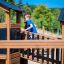 Kinder spielt auf Schloss Spielhaus mit Rutsche im Garten