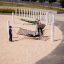 Hängematte Robinie am Spielplatz mit Kindern darauf