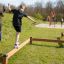Classic Natur Trimm dich Pfad Holzbalancierbalken auf Spielplatz mit Kindern
