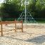 Classic Natur Trimm dich Pfad Holz-Hängebrücke und Kletterseilpyramide auf Sandspielplatz