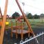 Seilbahn Mittel mit Plattform Spielgerät aus Holz auf dem Spielplatz mit Seilbahn und Sicherheitsbod
