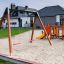 Schaukelsitz: Sicherheitssitz für Kinderspielplatz mit Sanduntergrund.