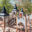 Schloss Windsore Spielplatz mit Spieltürme und Rutsche aus Holz und Metall im Park