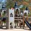 Spielplatz Schloss Windsore mit Spieltürme und Rutsche aus Holz und Kunststoff im Garten