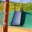 Hangrutsche Breit SLW210 Spielplatzrutsche mit Kind beim Rutschen auf modernem Spielplatz