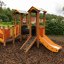 Smart Spielanlage mit Rutsche mit Kletterwand und Tunnel auf Holzmulch-Spielplatz