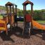 Smart Spielanlage mit Rutsche mit Kletterwand und Tunnel auf einem Spielplatz in der Natur