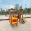Smart Spielanlage mit Rutsche aus Holz und Kunststoff, mit Kletterwand und Spielpaneelen auf Sandbod