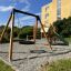Kramladen Klettergerüst mit Rutsche und Nestschaukel auf Spielplatz mit Kiesboden