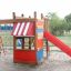 Kramladen Klettergerüst mit Rutsche aus Holz mit Kletterseil und roter Rutsche auf Spielplatz