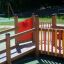 Spielplatzgerät Gamma Barrierefreie Spielplatz mit Rampe und gelben Sicherheitsgeländern.