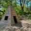 Wigwam Spielhaus aus Holz für den Spielplatz im Wald mit zwei Fenstern.