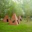 Drei Wigwam Spielhaus aus Holz mit Fenstern im grünen Park