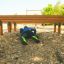 Spielplatz-Element Hip Hop aus Holz mit Kletterhindernissen und Mulchunterlage.