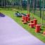 Reifen (10 St.) als Kletterelement im Spielplatz neben roten Balancier-Pilzen.