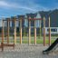 Holz-Spielplatz mit Große Horizontalleiter und Rutsche in Wohnsiedlung