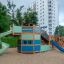 König Spielschiff mit Spiralrutsche auf Sandplatz mit blau-grünen Elementen und Spielgerüst im Hinte