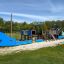 König Spielschiff mit Spiralrutsche, großes blaues Holzspielschiff auf Spielplatz mit Rutsche und Kl