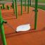 Hängematte Schaukel aus Kunststoff an grünen Metallrahmen auf Spielplatz