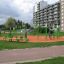 Hängematte Schaukel als Teil von modernem grünen Spielplatz mit mehreren Kletter- und Schaukelelemen