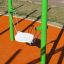 Hängematte Schaukel mit weiss lackiertem Sitz und grünen Metallgestell auf Spielplatzboden