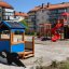 Twister Spielanlage mit roter Rutschbahn und Holzstruktur auf Kinderspielplatz