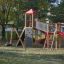 Kinderspielplatz mit Twister Spielanlage mit Rutsche, Kletterwand und Schaukeln im Grünen
