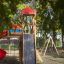 Twister Spielanlage mit Rutsche im Spielpark bei Sonnenschein