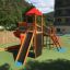 Kinderspielplatz mit Twister Spielanlage mit Rutsche und Kletterwand auf sicherem Bodenbelag