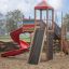 Twister Spielanlage mit Rutsche aus Holz und roter Spirale, Kletterwand und Sandboden auf Spielplatz