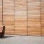 Sofa Wave Holzbank für Spielplatz mit geschwungenem Design und Metallrahmen