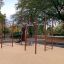 New Age Fit MEDIUM Spielplatzgerät mit Klettergerüst, Ringen und Reckstange im Park