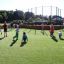Multiarena Spielfeld mit Schutznetz und multifunktionalem Spielplatz für Kinder.