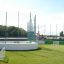 Multiarena Spielfeld mit grünem Kunstrasen und weißen Toren für Kinderaußenbereich