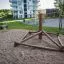 Atakama Klettergerüst Robinie Klettergerüst aus Robinienholz auf Spielplatz.